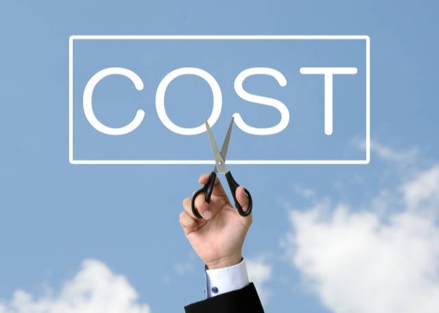 空の背景にCOSTの文字とハサミ